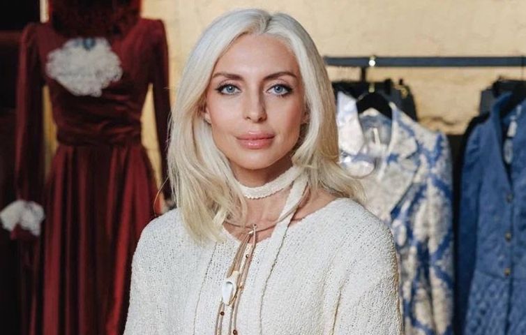 БАРХАТ, ИСТОРИЯ И РОК: новая эстетика ALISIA FIORI. Журнал Собака.ru лето-2026